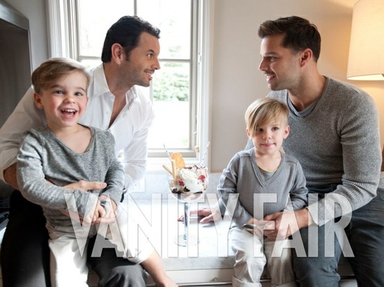 Ricky Martin y novio, futuro marido, con sus gemelos. Adorables los cuatro; Men 